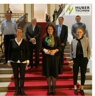 HTV zu Besuch im Landtag. Gruppenfoto mit Fr. Kaniber, Veronika Kamm und Heidi Huber-Kamm.